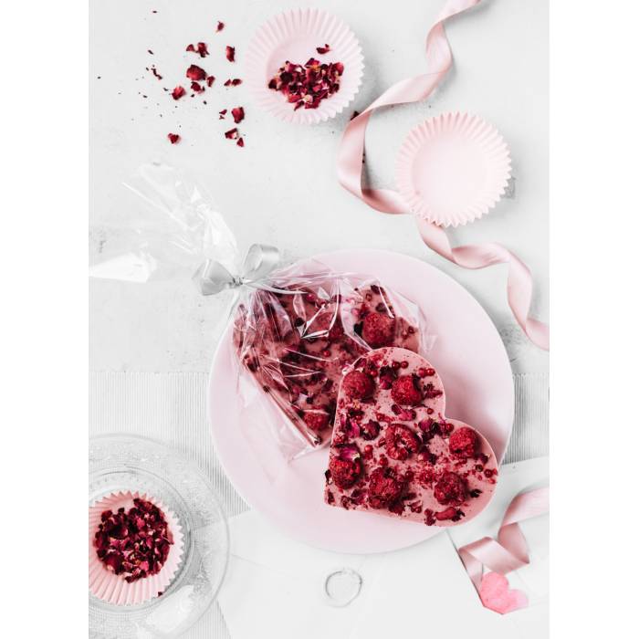Serce z czekolady rubinowej z malinami, różą i różowym pieprzem
