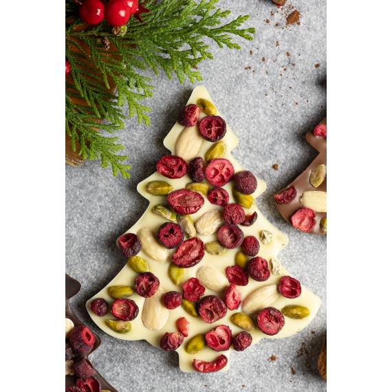 Czekoladowa choinka z pistacjami, migdałami i wiśniami